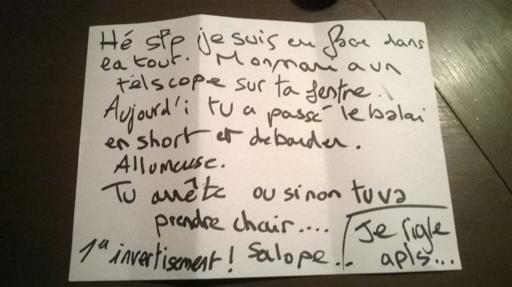 mot d'une voisine dont le mari mate les autres femmes avec un télescope